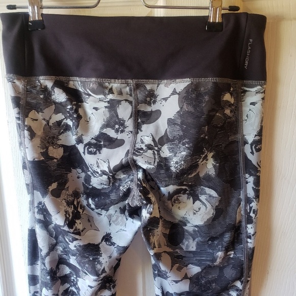 The North Face FLASHDRY Black Gray Floral Crop Leggings Sz L - Picture 4 of 9